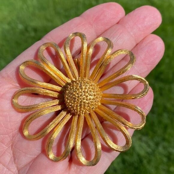 Vintage Estate Daisy Brooch Gold Tone Semi Matte - Picture 1 of 4